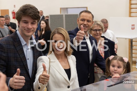  01.06.2025 WARSZAWA <br />
WYBORY PREZYDENCKIE 2025<br />
DRUGA TURA WYBOROW PREZYDENCKICH<br />
UDZIAL W WYBORACH KANDYDATA NA URZAD PREZYDENTA RP KAROLA NAWROCKIEGO<br />
N/Z DANIEL NAWROCKI MARTA NAWROCKA KAROL NAWROCKI KATARZYNA NAWROCKA<br />
FOT. ANTONI BYSZEWSKI/FOTONEWS 