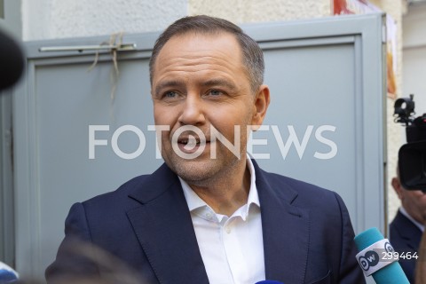  01.06.2025 WARSZAWA <br />
WYBORY PREZYDENCKIE 2025<br />
DRUGA TURA WYBOROW PREZYDENCKICH<br />
UDZIAL W WYBORACH KANDYDATA NA URZAD PREZYDENTA RP KAROLA NAWROCKIEGO<br />
N/Z KAROL NAWROCKI<br />
FOT. ANTONI BYSZEWSKI/FOTONEWS 