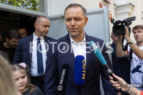  01.06.2025 WARSZAWA <br />
WYBORY PREZYDENCKIE 2025<br />
DRUGA TURA WYBOROW PREZYDENCKICH<br />
UDZIAL W WYBORACH KANDYDATA NA URZAD PREZYDENTA RP KAROLA NAWROCKIEGO<br />
N/Z KAROL NAWROCKI<br />
FOT. ANTONI BYSZEWSKI/FOTONEWS 