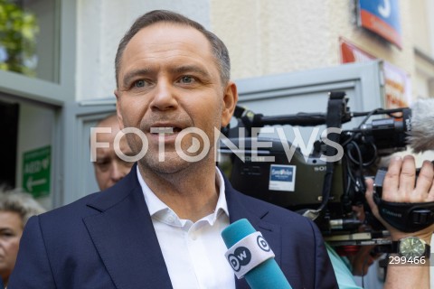  01.06.2025 WARSZAWA <br />
WYBORY PREZYDENCKIE 2025<br />
DRUGA TURA WYBOROW PREZYDENCKICH<br />
UDZIAL W WYBORACH KANDYDATA NA URZAD PREZYDENTA RP KAROLA NAWROCKIEGO<br />
N/Z KAROL NAWROCKI<br />
FOT. ANTONI BYSZEWSKI/FOTONEWS 