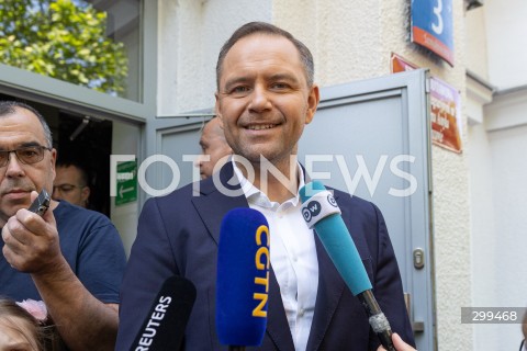  01.06.2025 WARSZAWA <br />
WYBORY PREZYDENCKIE 2025<br />
DRUGA TURA WYBOROW PREZYDENCKICH<br />
UDZIAL W WYBORACH KANDYDATA NA URZAD PREZYDENTA RP KAROLA NAWROCKIEGO<br />
N/Z KAROL NAWROCKI<br />
FOT. ANTONI BYSZEWSKI/FOTONEWS 