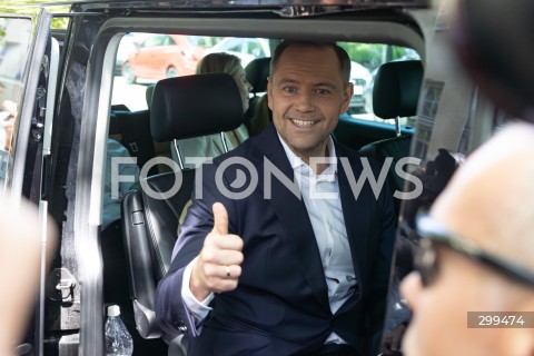  01.06.2025 WARSZAWA <br />
WYBORY PREZYDENCKIE 2025<br />
DRUGA TURA WYBOROW PREZYDENCKICH<br />
UDZIAL W WYBORACH KANDYDATA NA URZAD PREZYDENTA RP KAROLA NAWROCKIEGO<br />
N/Z KAROL NAWROCKI<br />
FOT. ANTONI BYSZEWSKI/FOTONEWS 