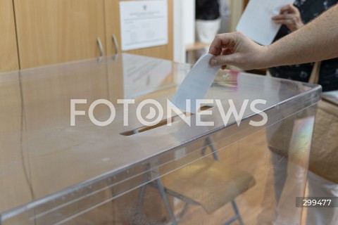  01.06.2025 WARSZAWA <br />
WYBORY PREZYDENCKIE 2025<br />
DRUGA TURA WYBOROW PREZYDENCKICH<br />
N/Z URNA ODDANIE GLOSU<br />
FOT. ANTONI BYSZEWSKI/FOTONEWS 