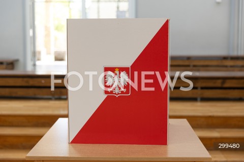  01.06.2025 WARSZAWA <br />
WYBORY PREZYDENCKIE 2025<br />
DRUGA TURA WYBOROW PREZYDENCKICH<br />
N/Z MIEJSCE DO GLOSOWANIA ZASLONA<br />
FOT. ANTONI BYSZEWSKI/FOTONEWS 