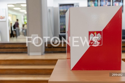  01.06.2025 WARSZAWA <br />
WYBORY PREZYDENCKIE 2025<br />
DRUGA TURA WYBOROW PREZYDENCKICH<br />
N/Z MIEJSCE DO GLOSOWANIA ZASLONA LOKAL WYBORCZY<br />
FOT. ANTONI BYSZEWSKI/FOTONEWS 