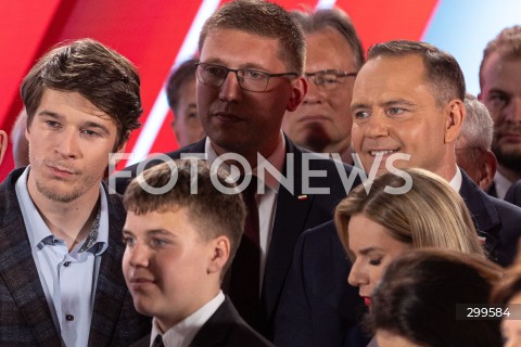  01.06.2025 WARSZAWA <br />
WYBORY PREZYDENCKIE 2025 <br />
DRUGA TURA WYBOROW PREZYDENCKICH <br />
WIECZOR WYBORCZY KANDYDATA NA PREZYDENTA RP KAROLA NAWROCKIEGO <br />
N/Z KAROL NAWROCKI ANTONI NAWROCKI DANIEL NAWROCKI<br />
FOT. ANTONI BYSZEWSKI/FOTONEWS 