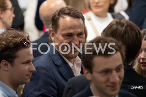  01.06.2025 WARSZAWA<br />
WYBORY PREZYDENCKIE 2025<br />
DRUGA TURA WYBOROW PREZYDENCKICH<br />
WIECZOR WYBORCZY RAFALA TRZASKOWSKIEGO<br />
N/Z RADOSLAW SIKORSKI<br />
FOT. MARCIN BANASZKIEWICZ/FOTONEWS  