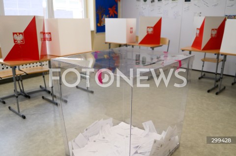  01.06.2025 WARSZAWA<br />
WYBORY PREZYDENCKIE 2025 W WARSZAWIE<br />
II TURA<br />
N/Z URNA WYBORCZA<br />
 