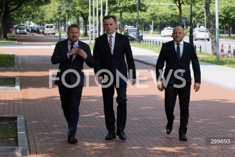  04.06.2025 WARSZAWA<br />
KONFERENCJA PRASOWA ZBIGNIEWA ZIOBRO<br />
N/Z JACEK OZDOBA ZBIGNIEW ZIOBRO MARIUSZ GOSEK<br />
FOT. MARCIN BANASZKIEWICZ/FOTONEWS  