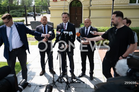  04.06.2025 WARSZAWA<br />
KONFERENCJA PRASOWA ZBIGNIEWA ZIOBRO<br />
N/Z JACEK OZDOBA ZBIGNIEW ZIOBRO MARIUSZ GOSEK<br />
FOT. MARCIN BANASZKIEWICZ/FOTONEWS  