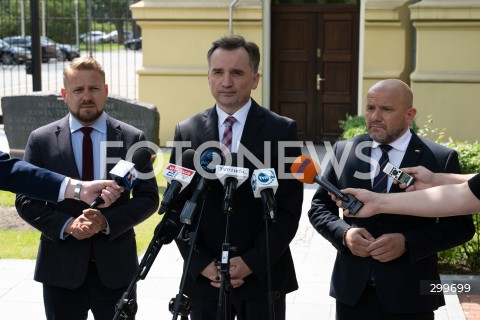  04.06.2025 WARSZAWA<br />
KONFERENCJA PRASOWA ZBIGNIEWA ZIOBRO<br />
N/Z JACEK OZDOBA ZBIGNIEW ZIOBRO MARIUSZ GOSEK<br />
FOT. MARCIN BANASZKIEWICZ/FOTONEWS  