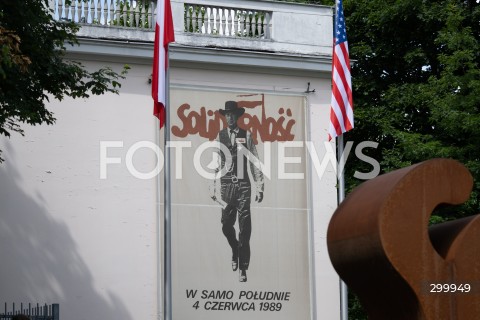  20.06.2025 WARSZAWA<br />
KONFERENCJA PRASOWA SZYMONA HOLOWNI<br />
N/Z PLAKAT SOLIDARNOSC 4 CZERWCA<br />
FOT. MARCIN BANASZKIEWICZ/FOTONEWS  