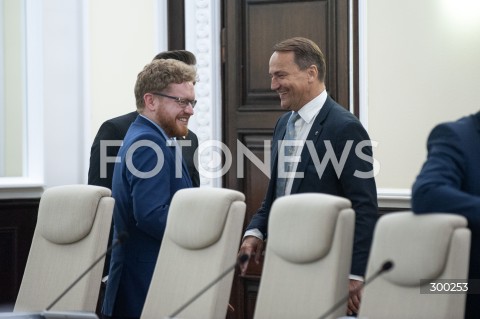  01.07.2025 WARSZAWA<br />
POSIEDZENIE RZADU<br />
N/Z RADOSLAW SIKORSKI DARIUSZ STANDERSKI<br />
 