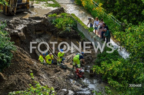  16.07.2025 WARSZAWA<br />
POWAZNA AWARIA WODY NA ENKLAWIE HAWAJSKA<br />
N/Z NAPRAWA AWARII WODY<br />
 