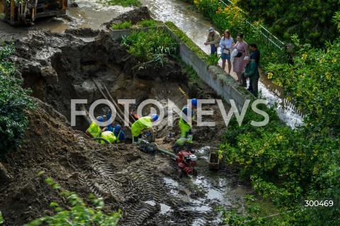  16.07.2025 WARSZAWA<br />
POWAZNA AWARIA WODY NA ENKLAWIE HAWAJSKA<br />
N/Z NAPRAWA AWARII WODY<br />
 