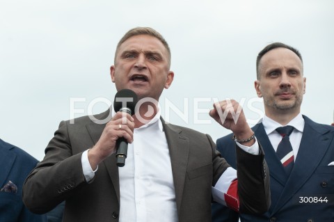  01.08.2025 WARSZAWA<br />
GODZINA W<br />
N/Z ROBERT BAKIEWICZ JANUSZ KOWALSKI<br />
 