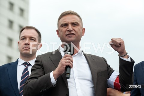  01.08.2025 WARSZAWA<br />
GODZINA W<br />
N/Z ROBERT BAKIEWICZ<br />
 