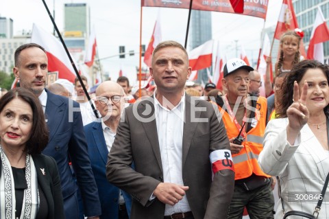  01.08.2025 WARSZAWA<br />
GODZINA W<br />
N/Z ROBERT BAKIEWICZ JANUSZ KOWALSKI<br />
 