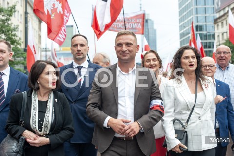  01.08.2025 WARSZAWA<br />
GODZINA W<br />
N/Z ROBERT BAKIEWICZ JANUSZ KOWASLKI<br />
 