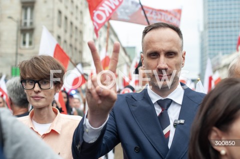  01.08.2025 WARSZAWA<br />
GODZINA W<br />
N/Z JANUSZ KOWALSKI OSKAR SZAFAROWICZ<br />
 