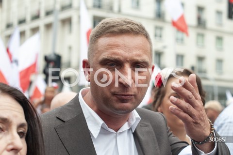  01.08.2025 WARSZAWA<br />
GODZINA W<br />
N/Z ROBERT BAKIEWICZ<br />
 