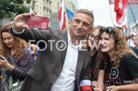  01.08.2025 WARSZAWA<br />
GODZINA W<br />
N/Z ROBERT BAKIEWICZ<br />
 