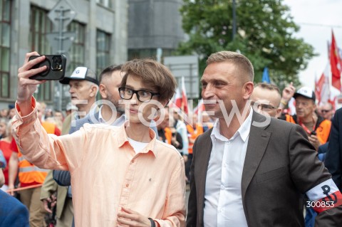  01.08.2025 WARSZAWA<br />
GODZINA W<br />
N/Z ROBERT BAKIEWICZ OSKAR SZAFAROWICZ<br />
 