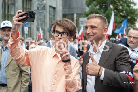  01.08.2025 WARSZAWA<br />
GODZINA W<br />
N/Z ROBERT BAKIEWICZ OSKAR SZAFAROWICZ<br />
 