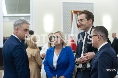  05.08.2025 WARSZAWA<br />
POSIEDZENIE RADY MINISTROW<br />
N/Z KRZYSZTOF GAWKOWSKI MILOSZ MOTYKA PAULINA HENNIG KLOSKA<br />
 