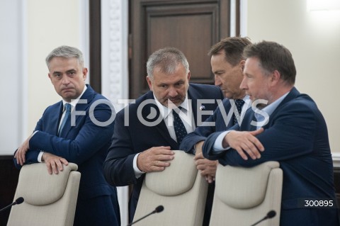  05.08.2025 WARSZAWA<br />
POSIEDZENIE RADY MINISTROW<br />
N/Z WALDEMAR ZUREK RADOSLAW SIKORSKI KRZYSZTOF GAWKOWSKI<br />
 