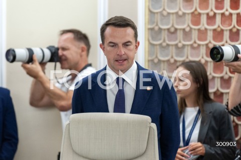  05.08.2025 WARSZAWA<br />
POSIEDZENIE RADY MINISTROW<br />
N/Z ADAM SZLAPKA<br />
 