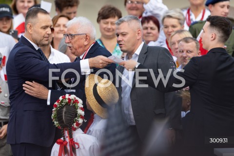  08.08.2025 KOLBUSZOWA <br />
WIZYTA PREZYDENTA RP KAROLA NAWROCKIEGO NA PODKARPACIU <br />
PREZENTACJA INICJATYWY USTAWODAWCZEJ - PIT ZERO - RODZINA NA PLUS <br />
N/Z PREZYDENT KAROL NAWROCKI JOZEF KARDYS DAWID DZIAMA<br />
 