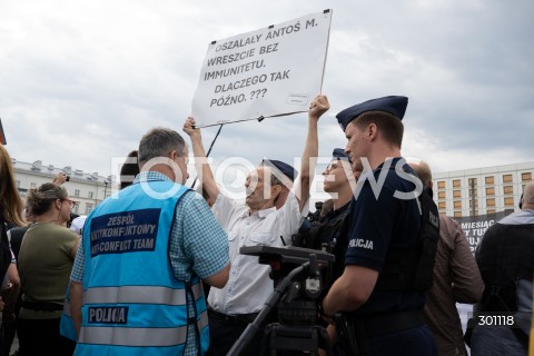 10.08.2025 WARSZAWA<br />
MIESIECZNICA SMOLENSKA<br />
N/Z PROTESTUJACY POLICJA<br />
FOT. MARCIN BANASZKIEWICZ / FOTONEWS  