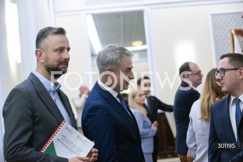  12.08.2025 WARSZAWA<br />
POSIEDZENIE RADY MINISTROW<br />
N/Z WLADYSLAW KOSINIAK KAMYSZ KRZYSZTOF GAWKOWSKI MILOSZ MOTYKA<br />
 