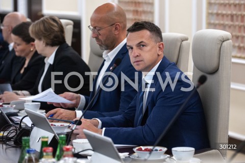  12.08.2025 WARSZAWA<br />
POSIEDZENIE RADY MINISTROW<br />
N/Z ADAM SZLAPKA<br />
 