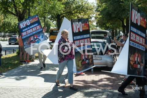  12.08.2025 WARSZAWA<br />
KONFERENCJA POSLOW PIS NA TEMAT KPO W WARSZAWIE<br />
N/Z POSLOWIE Z TABLICAMI<br />
 