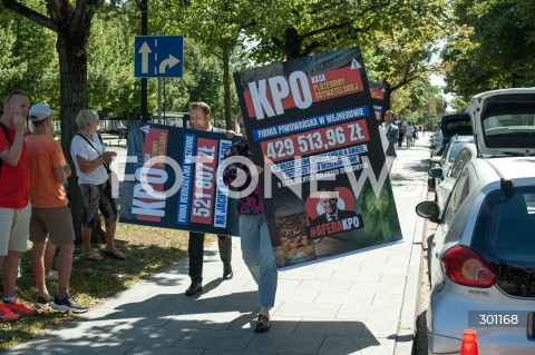  12.08.2025 WARSZAWA<br />
KONFERENCJA POSLOW PIS NA TEMAT KPO W WARSZAWIE<br />
N/Z POSLOWIE Z TABLICAMI<br />
 