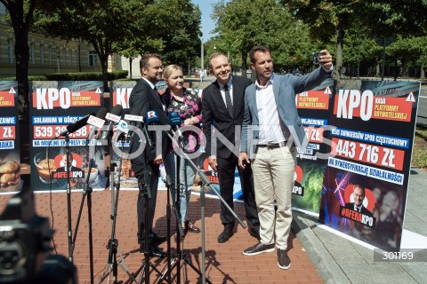  12.08.2025 WARSZAWA<br />
KONFERENCJA POSLOW PIS NA TEMAT KPO W WARSZAWIE<br />
N/Z JAN KANTHAK OLGA SEMENIUK RAFAL BOCHENEK MATEUSZ KURZEJEWSKI<br />
 