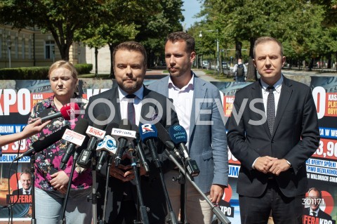  12.08.2025 WARSZAWA<br />
KONFERENCJA POSLOW PIS NA TEMAT KPO W WARSZAWIE<br />
N/Z RAFAL BOCHENEK JAN KANTHAK OLGA SEMENIUK MATEUSZ KURZEJEWSKI<br />
 