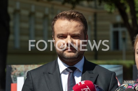  12.08.2025 WARSZAWA<br />
KONFERENCJA POSLOW PIS NA TEMAT KPO W WARSZAWIE<br />
N/Z RAFAL BOCHENEK<br />
 