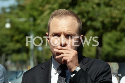  12.08.2025 WARSZAWA<br />
KONFERENCJA POSLOW PIS NA TEMAT KPO W WARSZAWIE<br />
N/Z MATEUSZ KURZEJEWSKI<br />
 