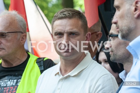  13.08.2025 WARSZAWA<br />
MANIFESTACJA PRZECIWKO DONALDOWI TUSKOWI<br />
N/Z ROBERT BAKIEWICZ<br />
 