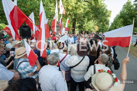  13.08.2025 WARSZAWA<br />
MANIFESTACJA PRZECIWKO DONALDOWI TUSKOWI<br />
N/Z UCZESTNICY WYDARZENIA<br />
 