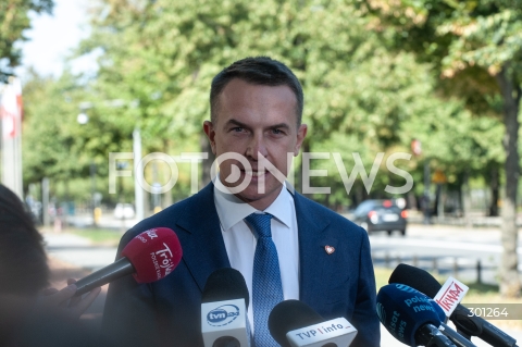  14.08.2025 WARSZAWA<br />
KONFERENCJA RZECZNIKA RZADU<br />
N/Z ADAM SZLAPKA<br />
 