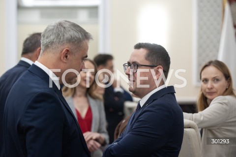  19.08.2025 WARSZAWA<br />
POSIEDZENIE RADY MINISTROW<br />
N/Z MILOSZ MOTYKA KRZYSZTOF GAWKOWSKI<br />
 