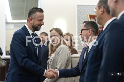  19.08.2025 WARSZAWA<br />
POSIEDZENIE RADY MINISTROW<br />
N/Z WLADYSLAW KOSINIAK KAMYSZ MILOSZ MOTYKA<br />
 