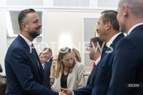  19.08.2025 WARSZAWA<br />
POSIEDZENIE RADY MINISTROW<br />
N/Z WLADYSLAW KOSINIAK KAMYSZ STEFAN KRAJEWSKI<br />
 