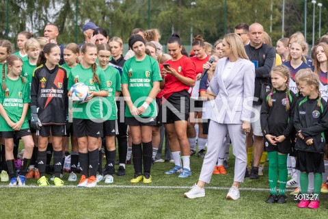  23.08.2025 TARNOBRZEG <br />
WIZYTA PIERWSZEJ DAMY MARTY NAWROCKIEJ W TARNOBRZEGU<br />
UDZIAL W IV PODKARPACKIM FESTIWALU PILKI NOZNEJ KOBIECEJ <br />
N/Z MARTA NAWROCKA<br />
 