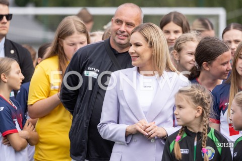  23.08.2025 TARNOBRZEG <br />
WIZYTA PIERWSZEJ DAMY MARTY NAWROCKIEJ W TARNOBRZEGU<br />
UDZIAL W IV PODKARPACKIM FESTIWALU PILKI NOZNEJ KOBIECEJ <br />
N/Z MARTA NAWROCKA<br />
 