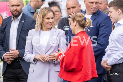  23.08.2025 TARNOBRZEG <br />
WIZYTA PIERWSZEJ DAMY MARTY NAWROCKIEJ W TARNOBRZEGU<br />
UDZIAL W IV PODKARPACKIM FESTIWALU PILKI NOZNEJ KOBIECEJ <br />
N/Z MARTA NAWROCKA Z SYNEM SYN ANTONI NAWROCKI NINA PATALON<br />
 